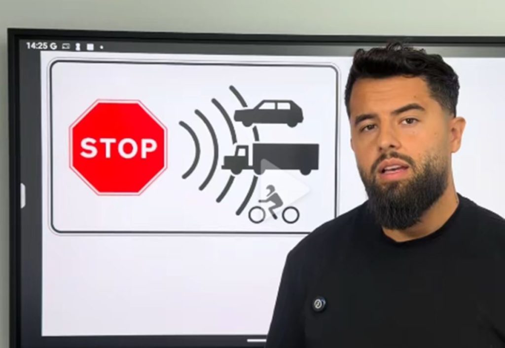 Experto en tráfico en la autoescuela Fuentefría. | TikTok (@autoescuelafuentefria)