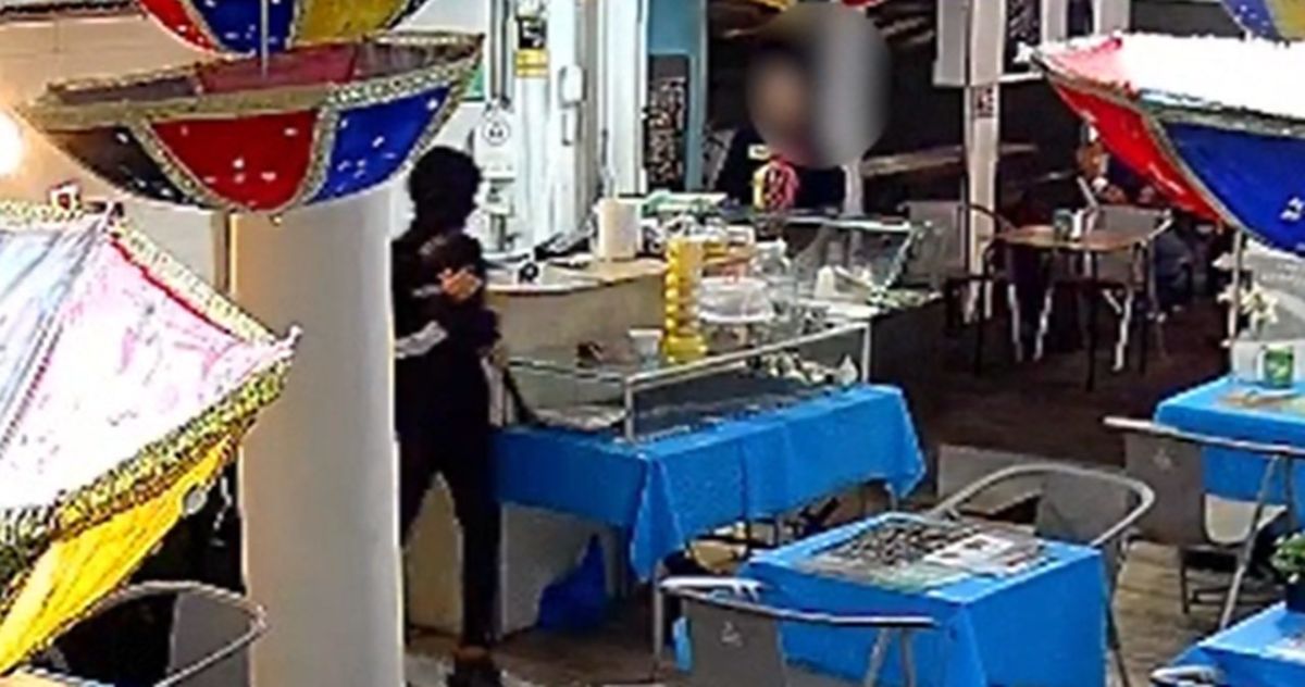 Un momento del robo cometido en un local hostelero ubicado en Las Chafiras. | DA