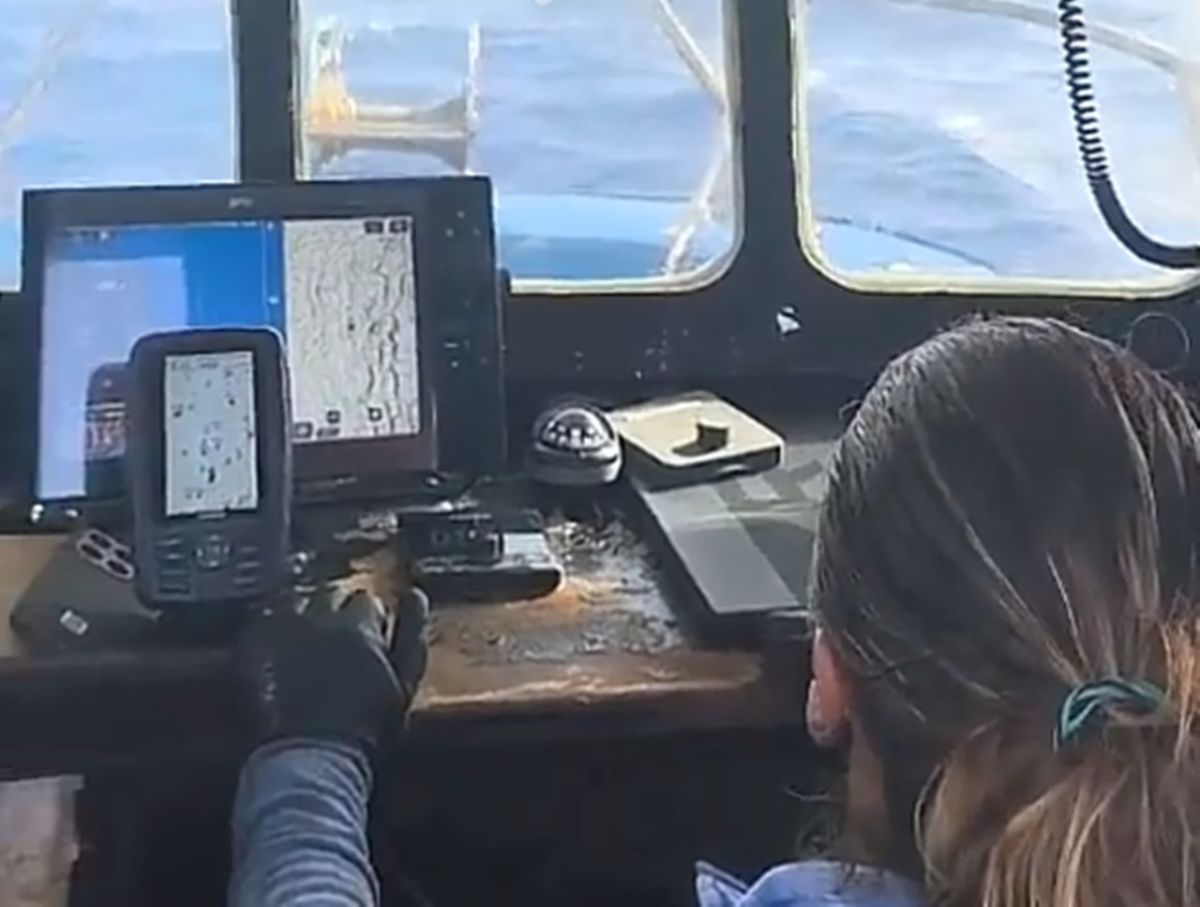 Una captura del vídeo que ha compartido Vanesa en su perfil en TikTok, donde aparece dirigiendo el barco de pesca artesanal. | TikTok