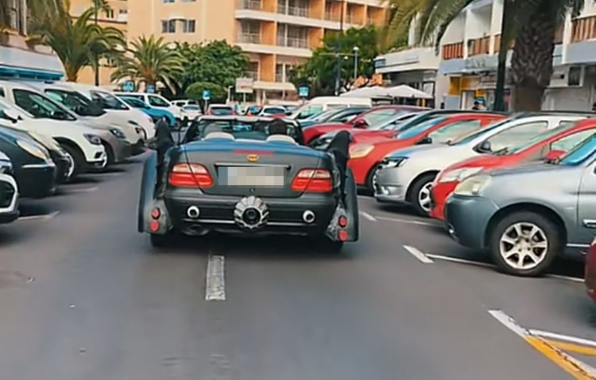El coche de Batman en Puerto de la Cruz. | TikTok