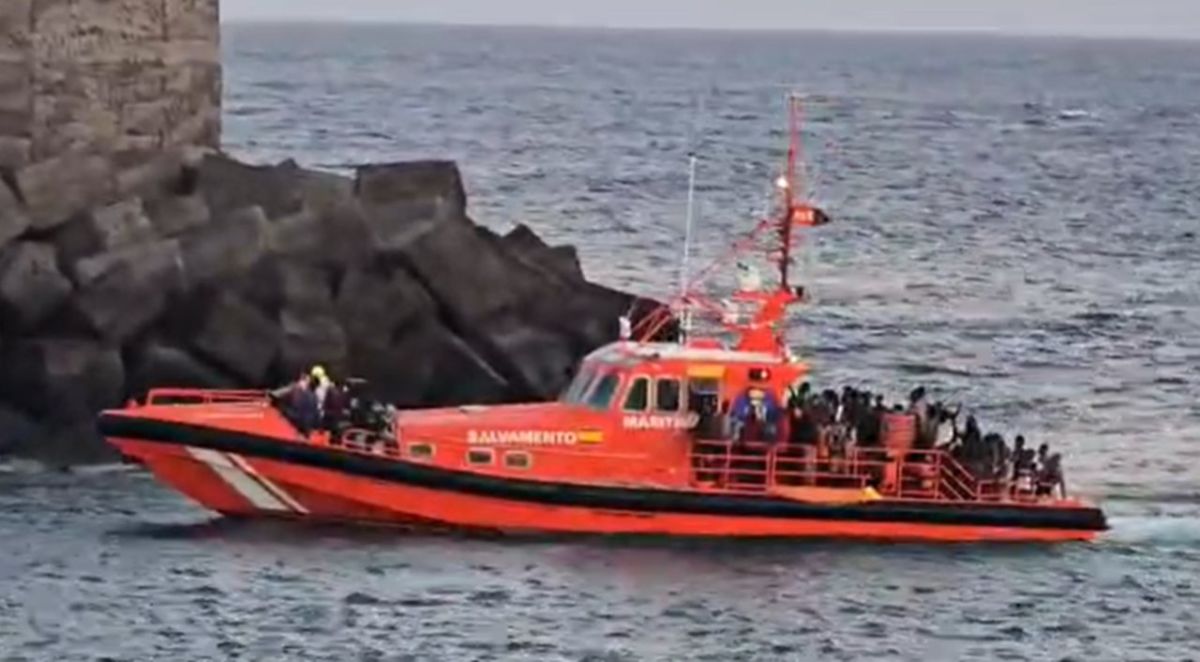 El barco de Salvamento entrando en El Hierro. | DA