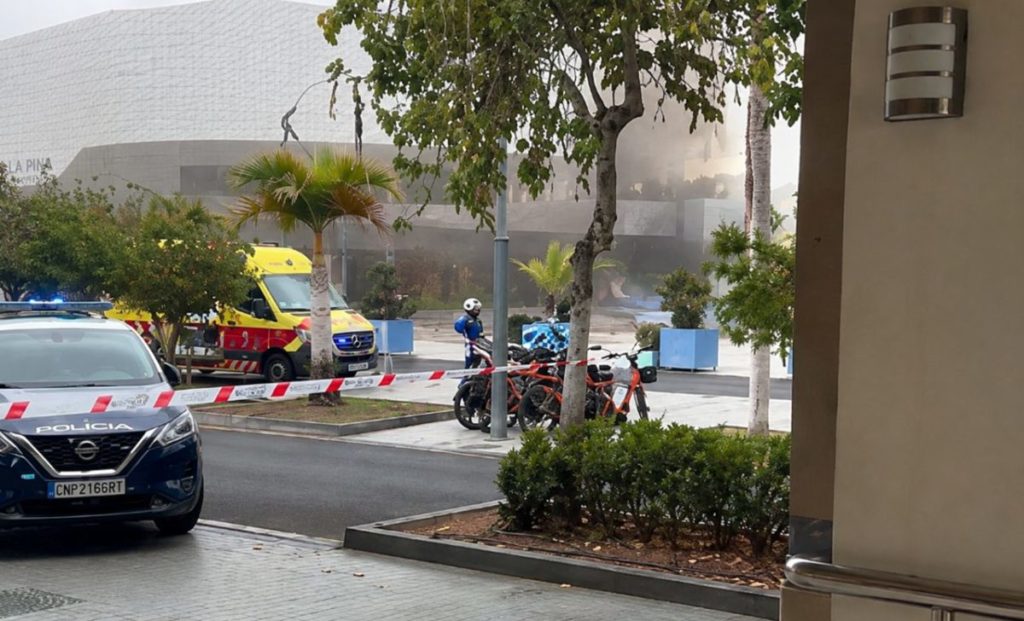 El dispositivo de emergencias desplegado en el exterior del hotel de Costa Adeje durante el incendio, con ambulancias y efectivos policiales en la zona. | DA