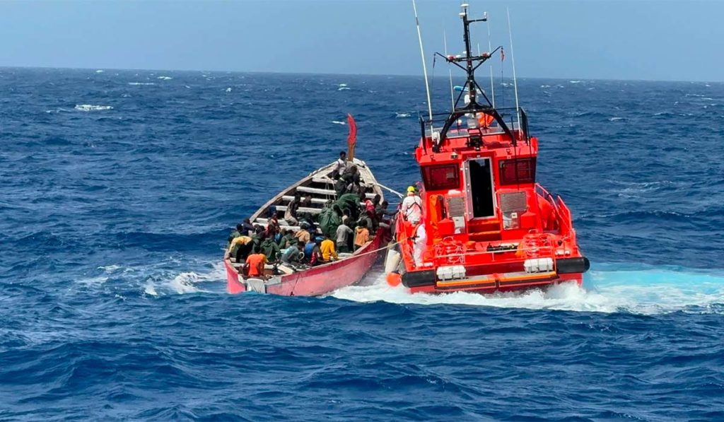 Rescatan a 33 migrantes en Canarias de un cayuco que se buscaba desde el domingo