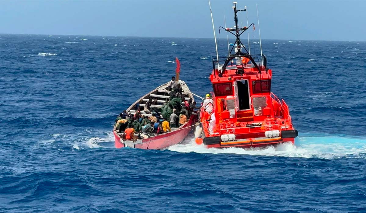 Rescatan a 33 migrantes en Canarias de un cayuco que se buscaba desde el domingo