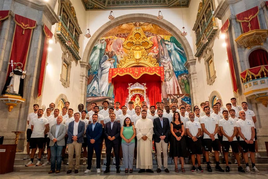 El CD Tenerife rinde visita a la Patrona canaria antes del inicio de la Liga