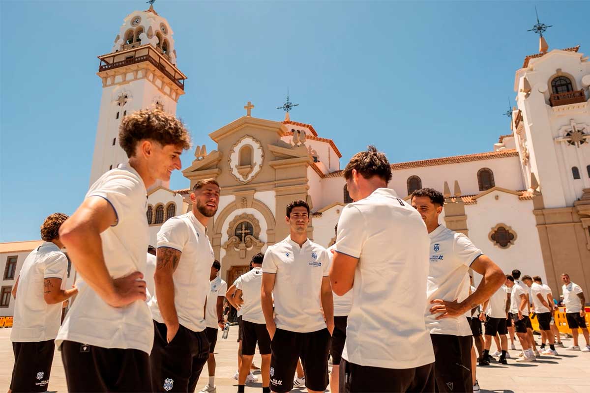 El CD Tenerife rinde visita a la Patrona canaria antes del inicio de la Liga