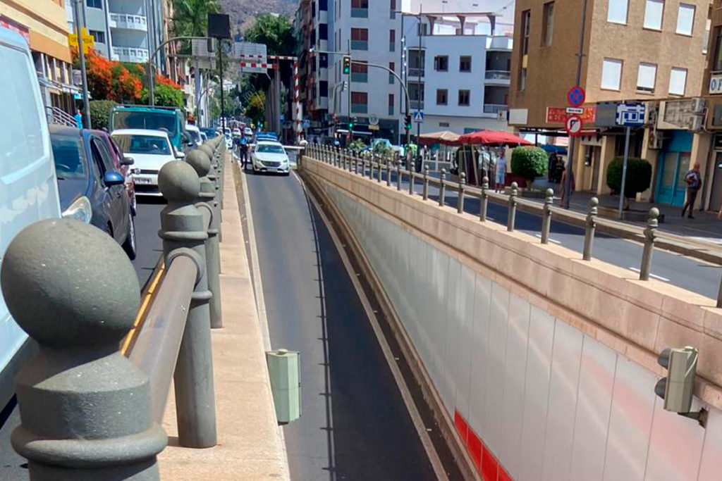 Un vehículo abandonado en el túnel Ingeniero Amigo de Lara colapsa el tráfico en Santa Cruz de Tenerife