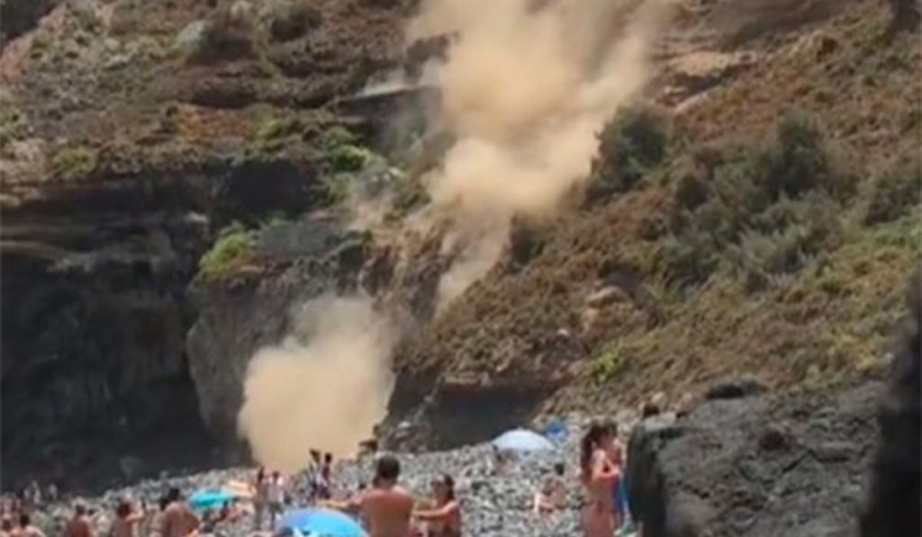 Susto en la playa de Castro por un desprendimiento: "Salió todo el mundo por patas"