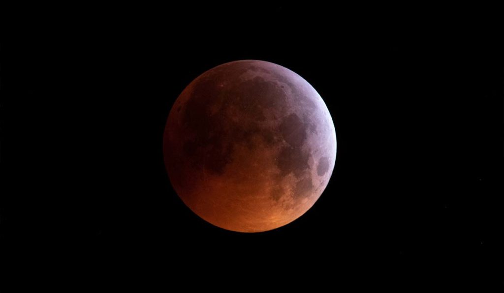 Todo lo que debe saber sobre el eclipse lunar de este viernes en Canarias: a qué hora será y cómo observarlo
