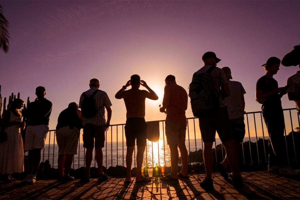 Miles de miradas siguen desde Canarias el eclipse que tiñe de noche la Península