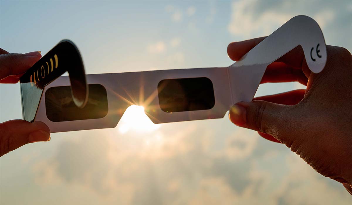 Retiran de forma inmediata las gafas para el eclipse de una conocida óptica: ya son 7 los modelos afectados