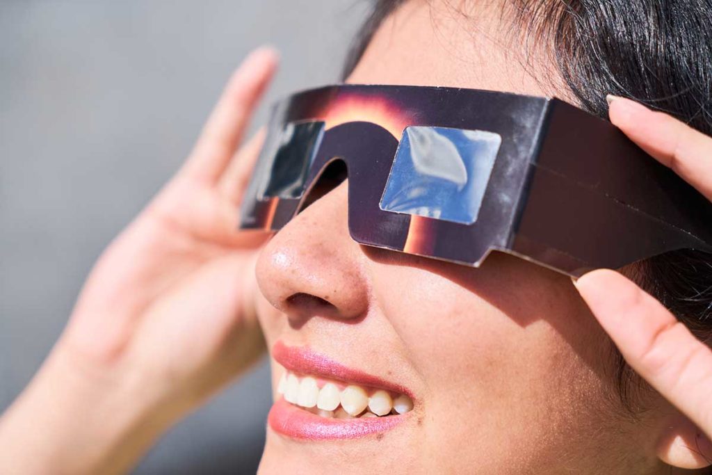Los expertos coinciden: el error común al mirar el eclipse solar del 12 de agosto que puede costarte la vista