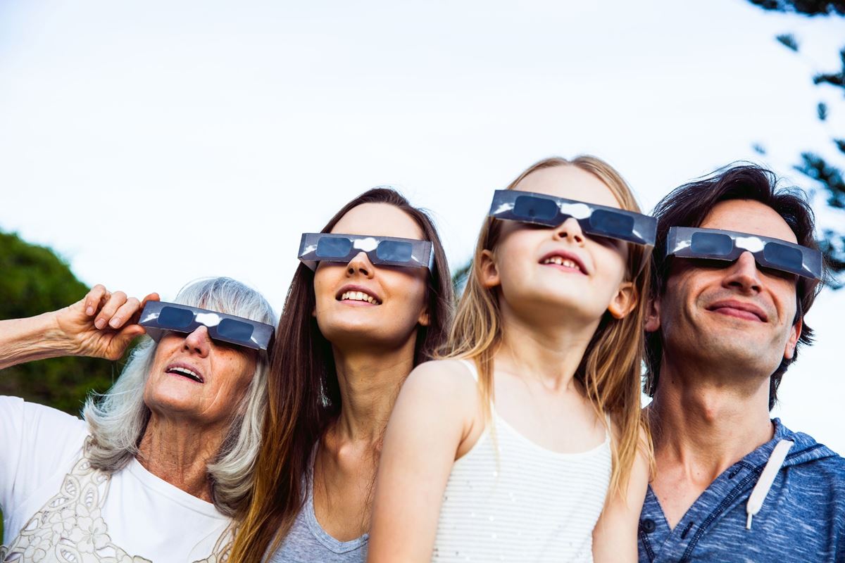 Dónde conseguir gafas gratis para ver el eclipse de este miércoles