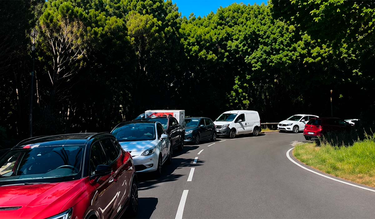 "Ven a jugar al Mario Kart": la irónica denuncia de los vecinos de Anaga por las colas sin policía en pleno agosto