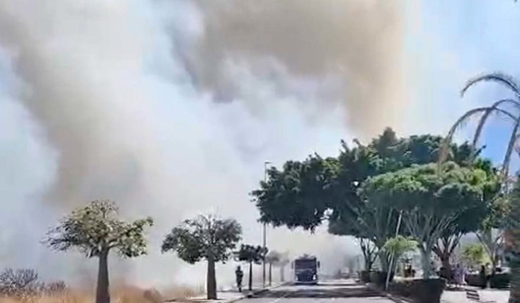 Fuego en un barranco de Santa Cruz de Tenerife: cortan el tráfico por un incendio de rastrojos