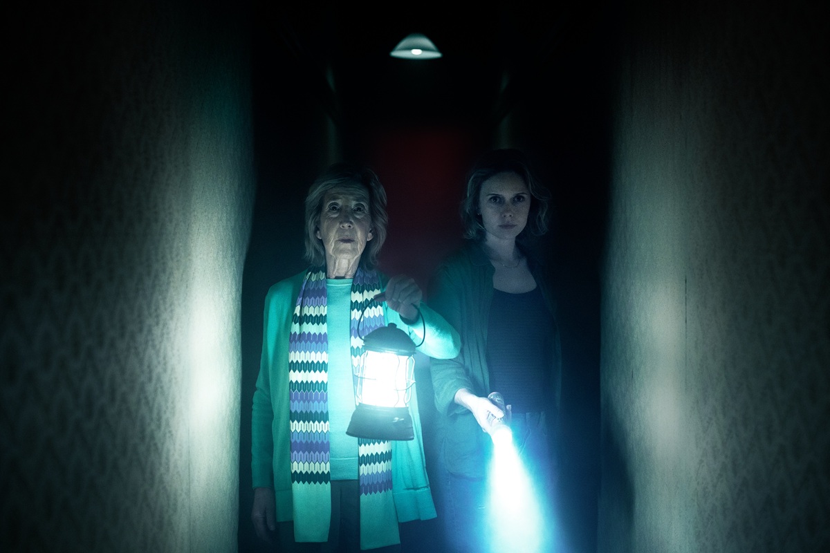 Lin Shaye retoma su icónico papel de la médium Elise Rainier en ‘Insidious: Fuera del más allá’.