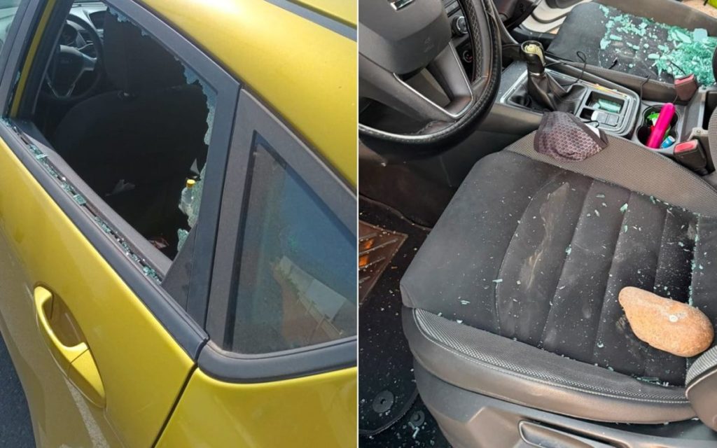 Imagen de uno de los vehículos afectados, con una ventanilla fracturada y restos de cristal en el interior. | Guardia Civil