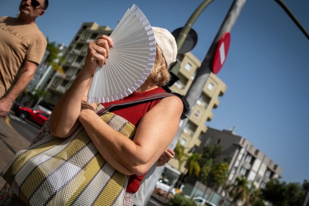 Una santacrucera alivia el bochorno con un abanico en la capital, en imagen captada a primeros del pasado julio. | Fran Pallero