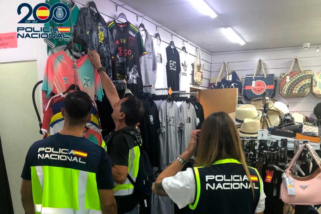 Vendían ropa falsa en Tenerife valorada en 210.000 euros: hay cuatro detenidos