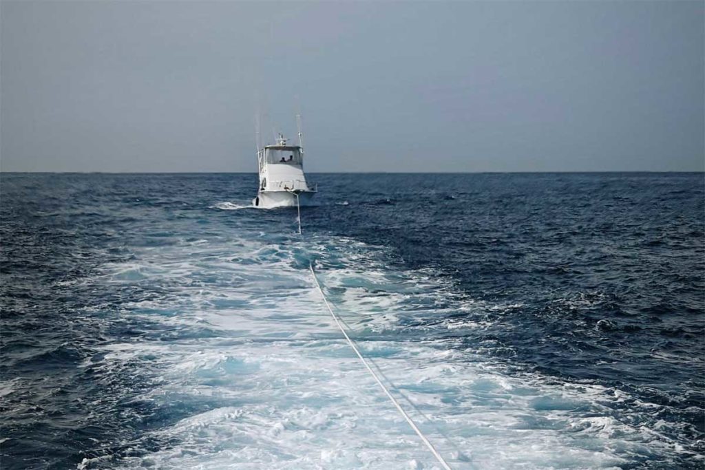 Susto en la costa sur de Tenerife: rescatan a dos personas en un barco averiado cerca de las rocas