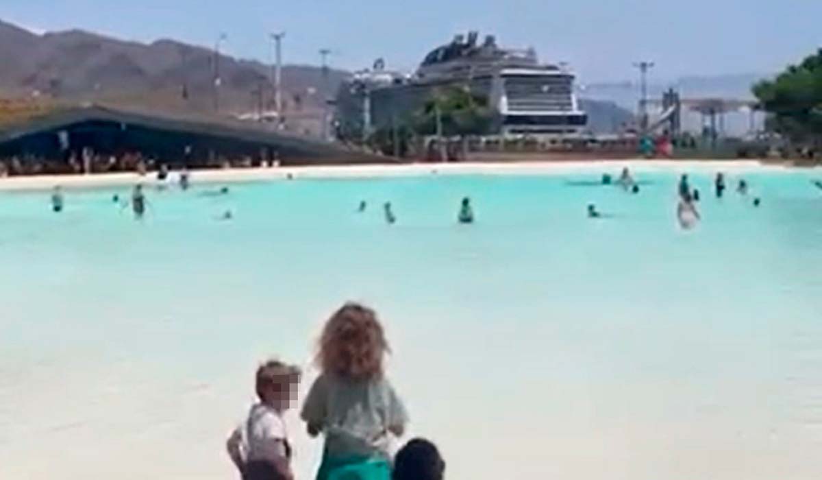 Numerosos turistas se 'bañan' el charco de la Plaza de España de Santa Cruz de Tenerife