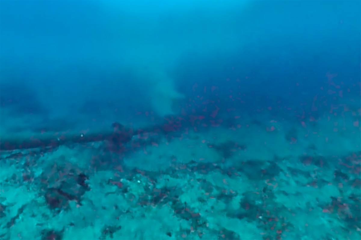 Así vierte al mar un emisario en la costa de Radazul