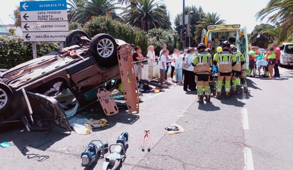 Accidente en La Laguna: tres heridos y dos personas atrapadas en un turismo
