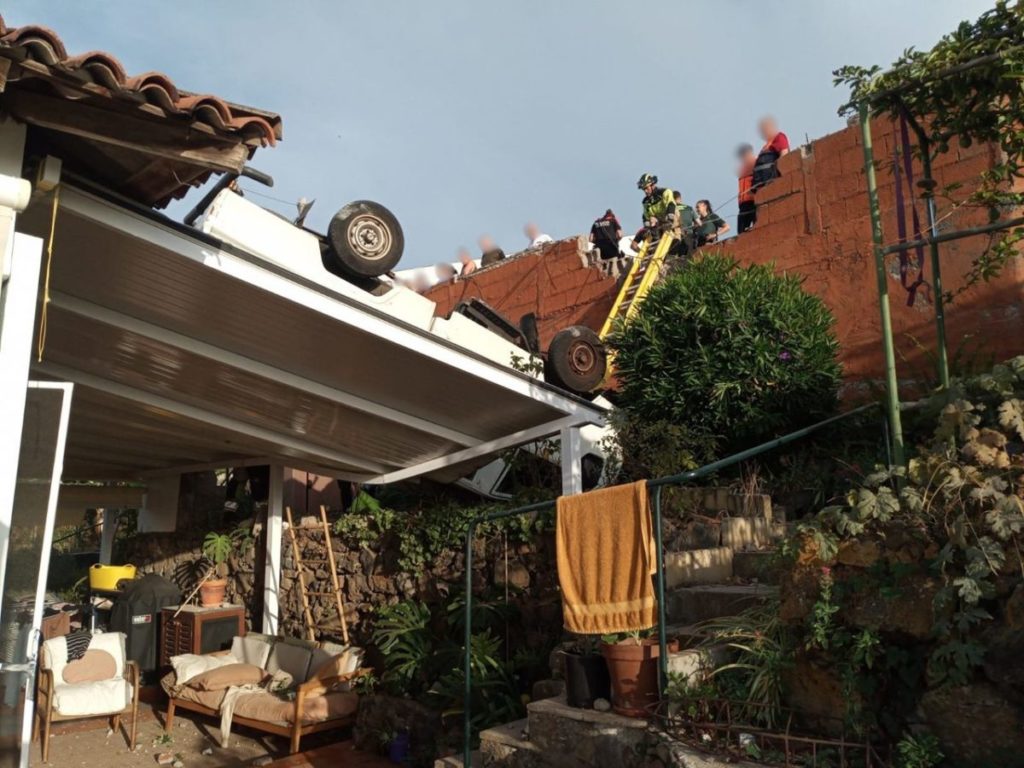 Un coche acaba sobre el tejado de una vivienda en Tenerife. | DA