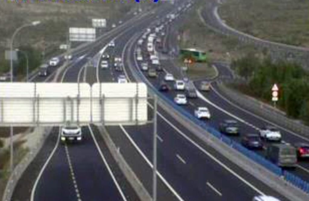Tres accidentes casis simultáneos taponan las autopistas de Tenerife