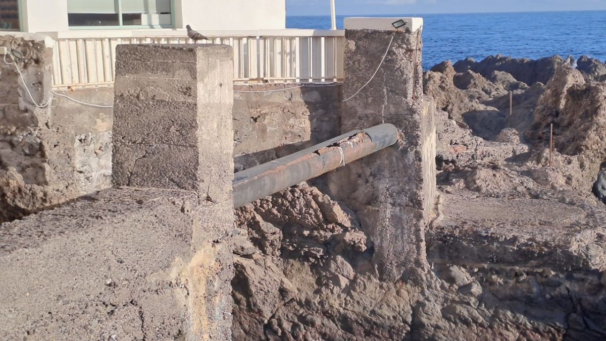Colector de saneamiento deteriorado en Punta Brava, en Puerto de la Cruz
