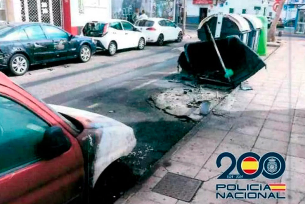 Pillan al pirómano de Arrecife: 14 coches y 13 contenedores quemados en solo tres días
