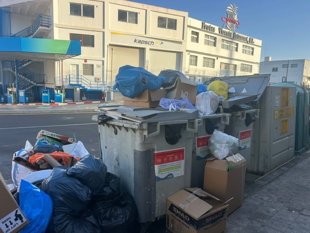 "Tenemos los contenedores a rebosar": las quejas de unos vecinos de Santa Cruz de Tenerife