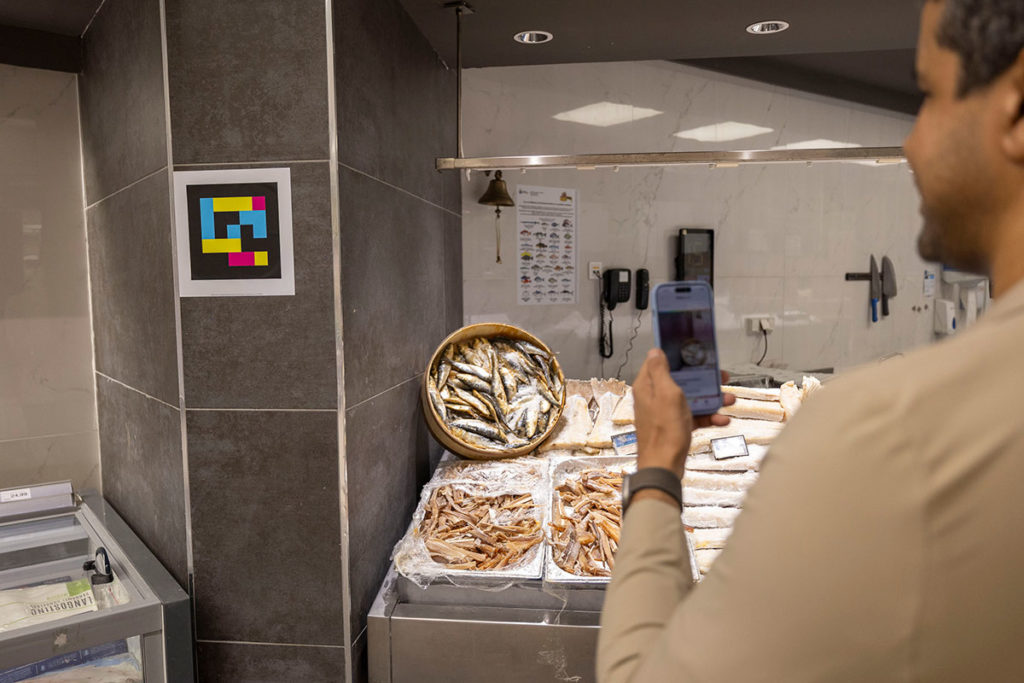 Las tiendas HiperDino, las primeras en España con señalética para personas con discapacidad visual