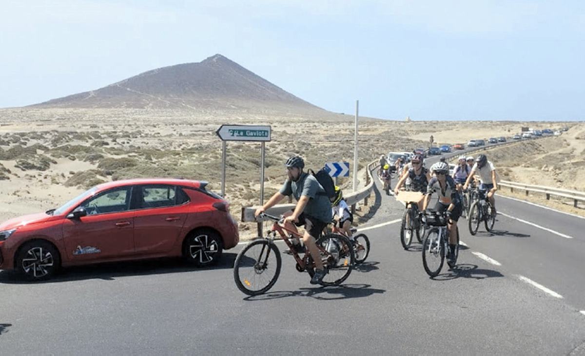 Vecinos y colectivos de El Médano chocan por el futuro del carril bici en el litoral