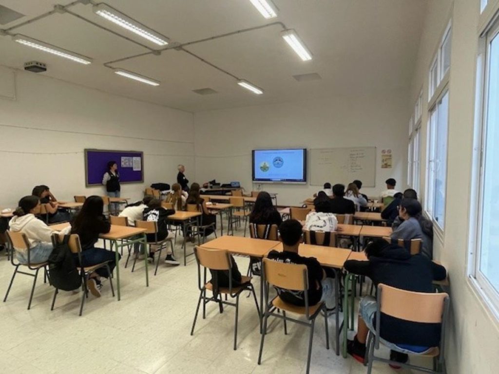 Más sombra y aire acondicionado en las aulas: el PSOE Canarias pide adaptar los colegios al calor