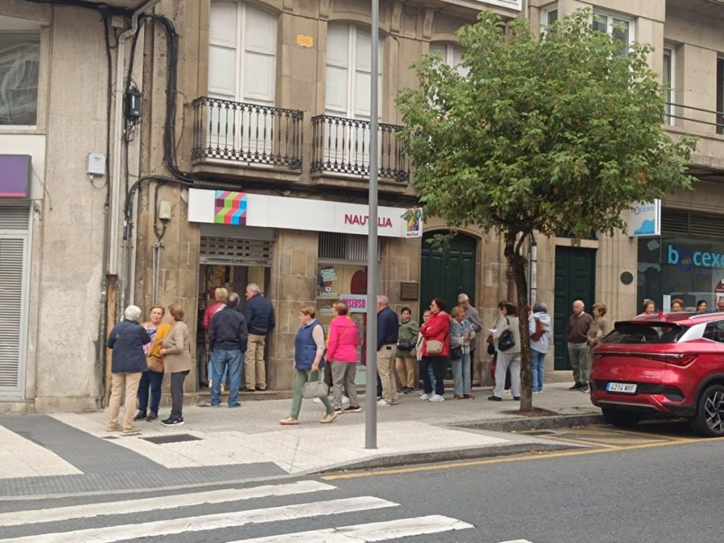 Colas en una agencia de viajes de Santiago por los viajes del Imserso. Europa Press