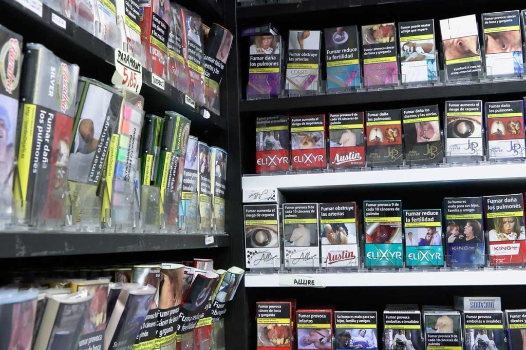 Estanterías de estanco con tabaco