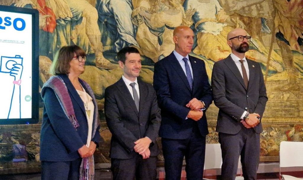 El ministro de Derechos Sociales, Consumo y Agenda 2030, Pablo Bustinduy (centro izquierda), en la presentación el pasado jueves en León de la temporada de viajes del Imserso 2026-2027. | EP