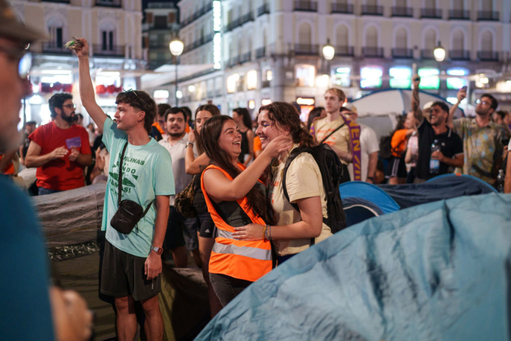 Acampan en la Puerta del Sol tras la manifestación por el desahucio de Maricarmen