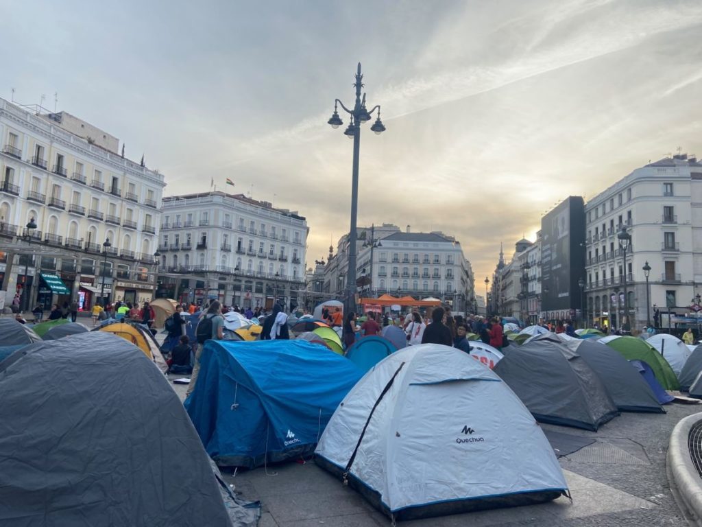 500 personas amanecen en la Puerta del Sol tras acampar para exigir el ‘decreto Maricarmen’
