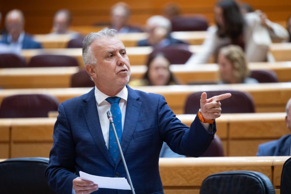 El ministro de Política Territorial y Memoria Democrática, Ángel Víctor Torres, interviene durante una sesión plenaria en el Senado