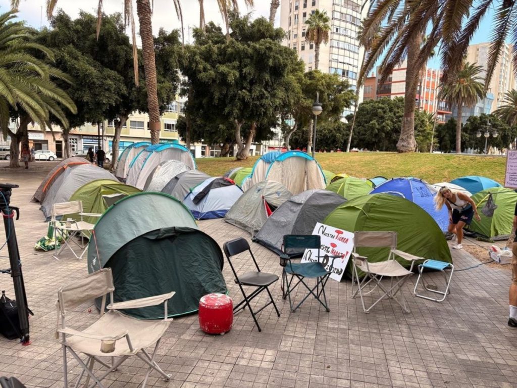 Unas 50 personas acampan en unas 40 tiendas de campaña en la Plaza de La Feria de Las Palmas de Gran Canaria