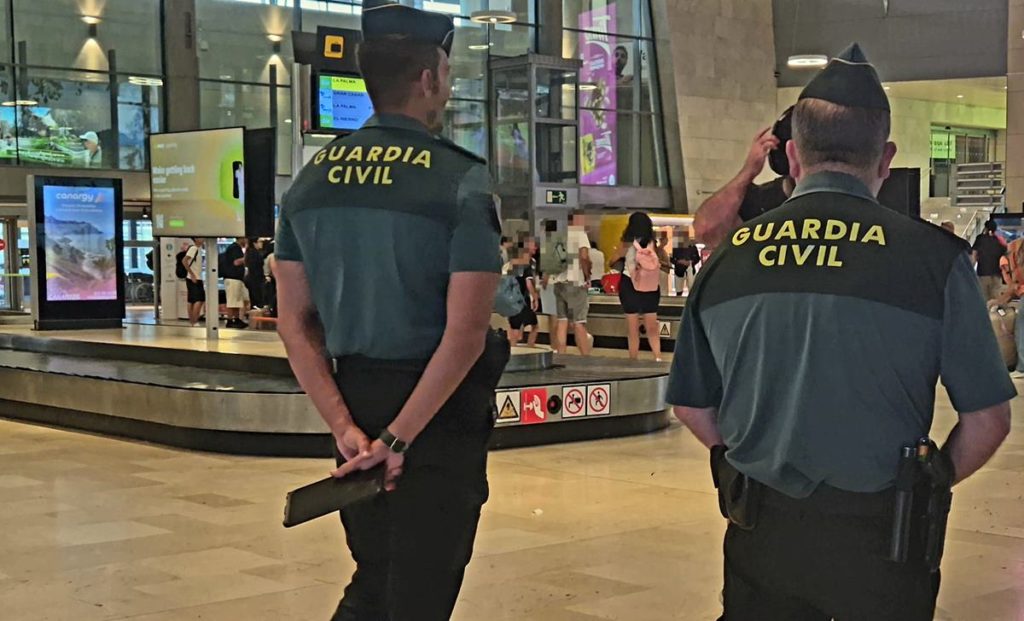 La tripulación sospechó de sus billetes en pleno vuelo: acaba detenido en Tenerife Norte por la Guardia Civil