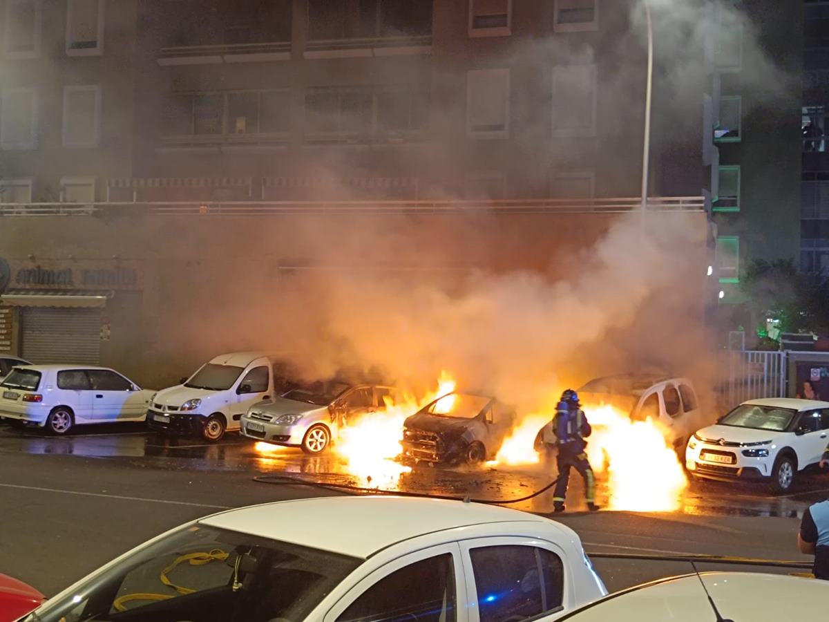 Madrugada de fuego en Santa Cruz: cuatro coches afectados y dos calcinados