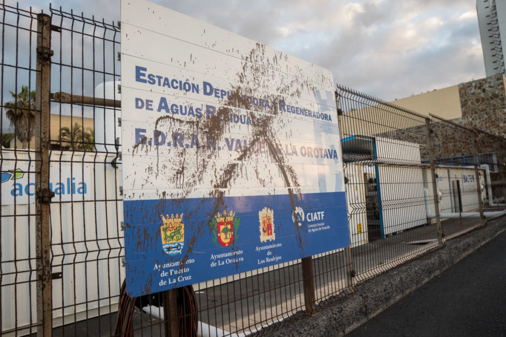 Cabildo y Ayuntamiento se exigen mutuas explicaciones por el derrame registrado de la depuradora de Punta Larga