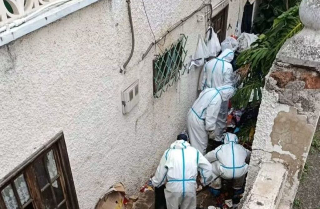 Retiran 9.000 kilos de basura en una vivienda de Tacoronte ante la complejidad legal de un caso de Síndrome de Diógenes