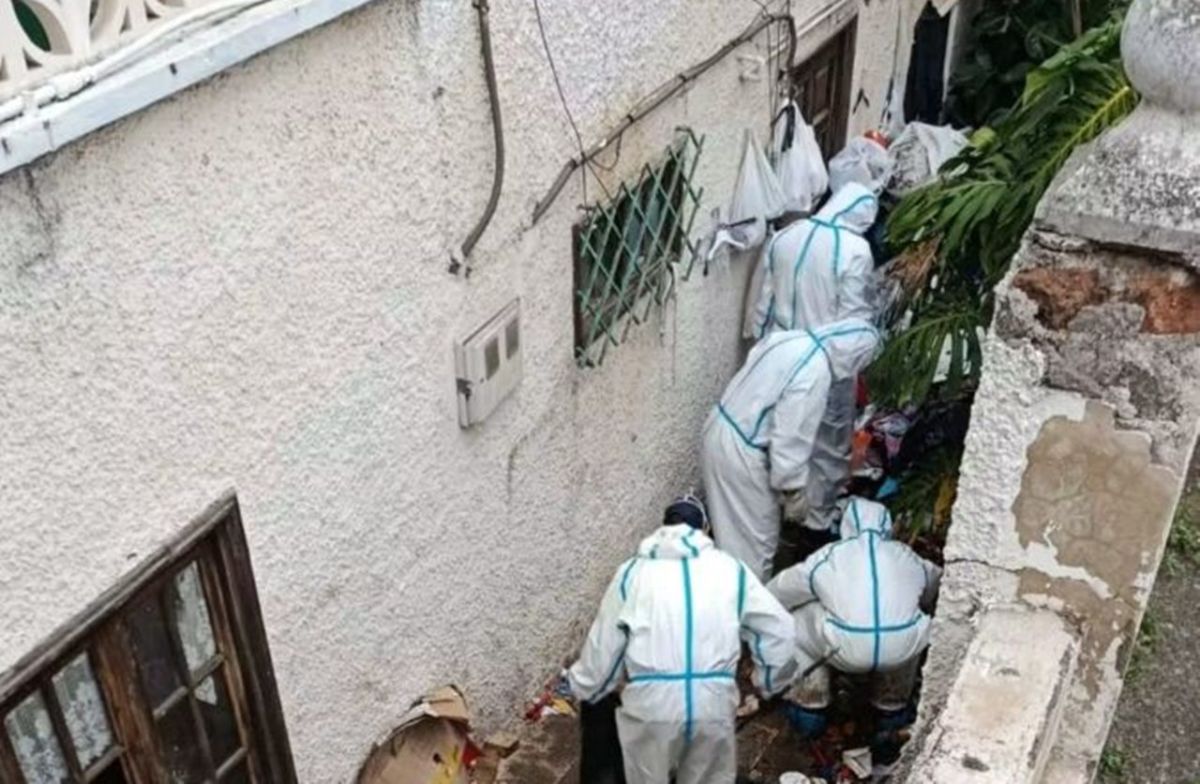 Operativo urgente de limpieza por un caso extremo de Diógenes en pleno casco de Tacoronte