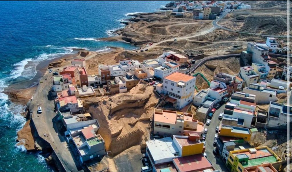Vecinos de San Miguel de Tajao denuncian el colapso circulatorio y la saturación de sus infraestructuras