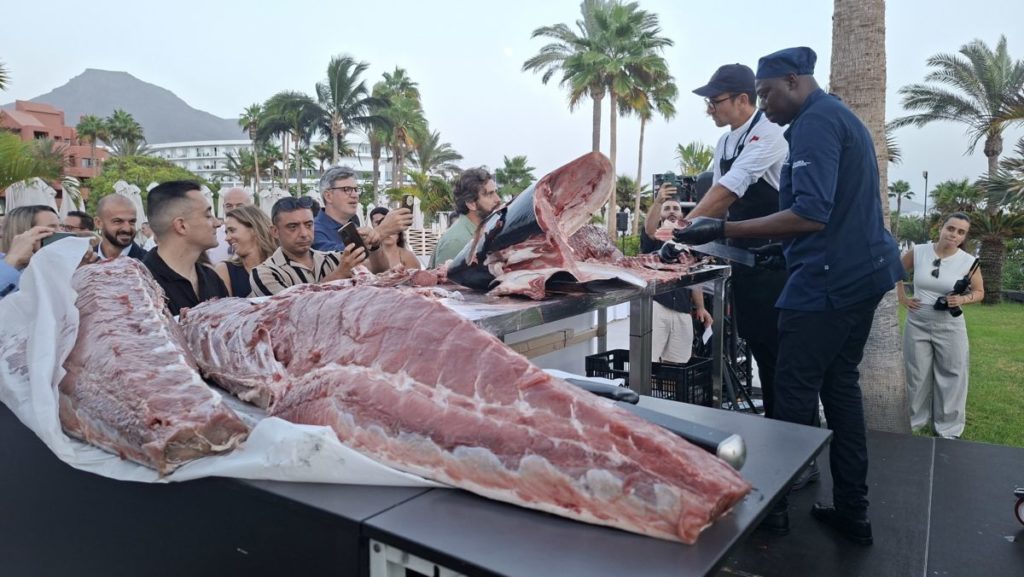 El ‘kaitai’ de un atún rojo de dos metros y casi 200 kilos lleva la tradición japonesa a Tenerife