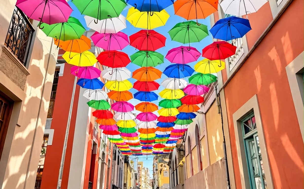 La calle de Santa Cruz que se ha llenado de paraguas de colores y en la que querrás fotografiarte: es por tiempo limitado